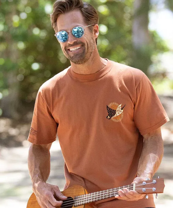 T-Shirts>Crazy Shirts Manta Reef Glide - Cinnamon Dyed Short Sleeve Crewneck T-Shirt